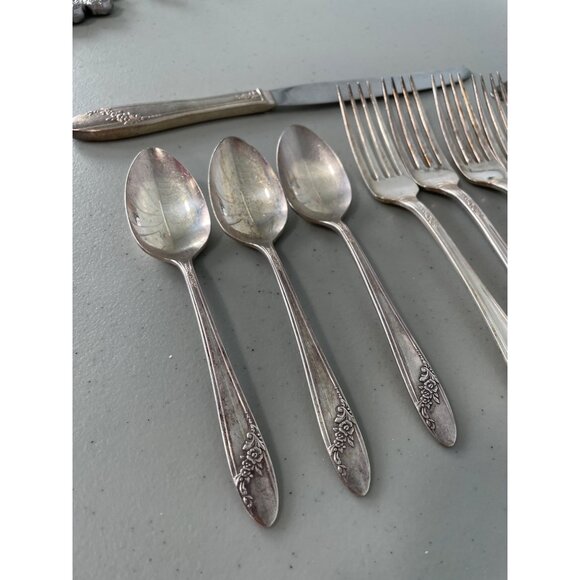 1946 Tudor Plate Oneida Queen Bess II Silverware 16 Piece Set Floral Vintage - Picture 8 of 10